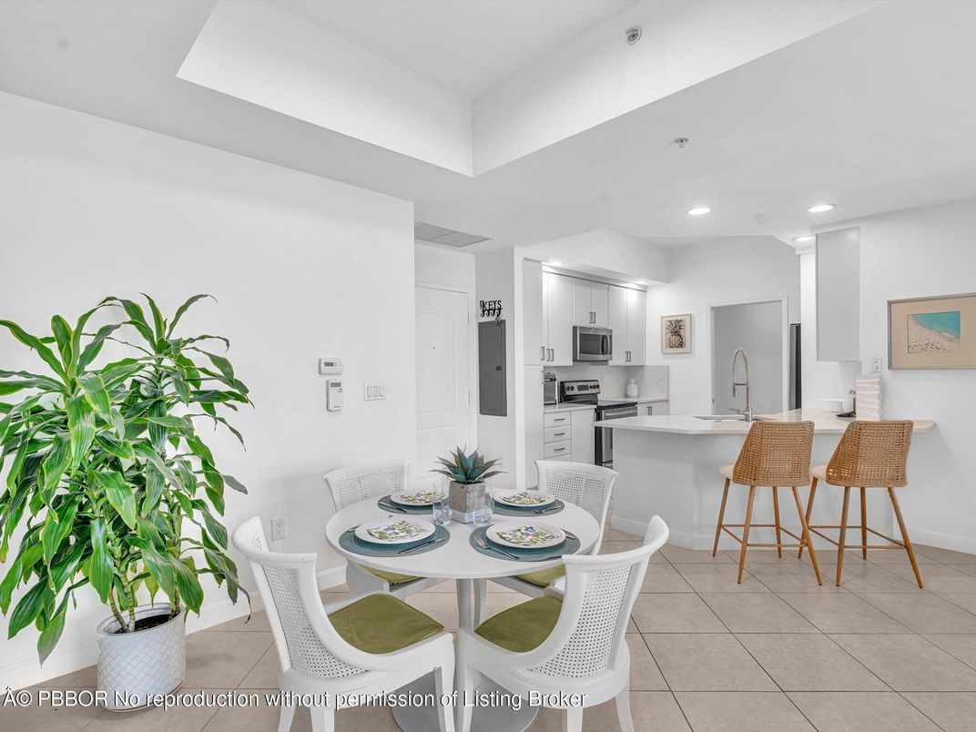 Dining room, Interior, Kitchen, Recessed Lighting, Stainless Steel Appliances