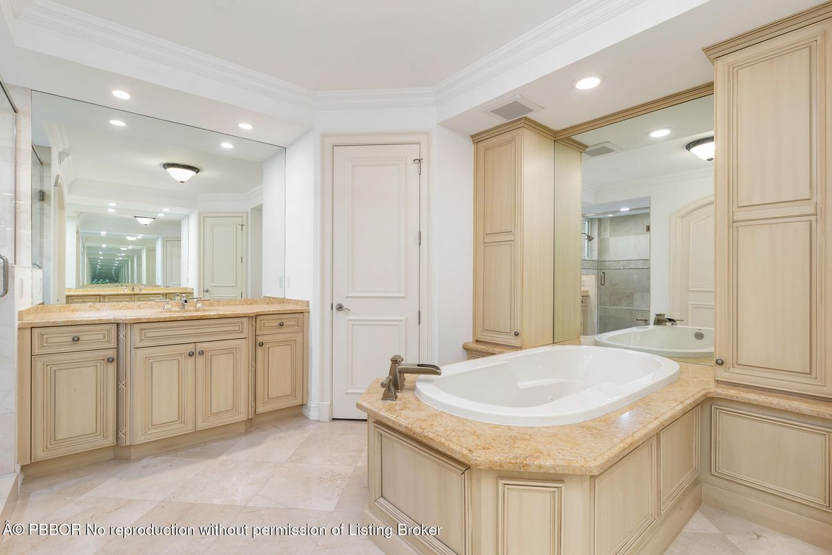 Bathroom, Interior, Recessed Lighting