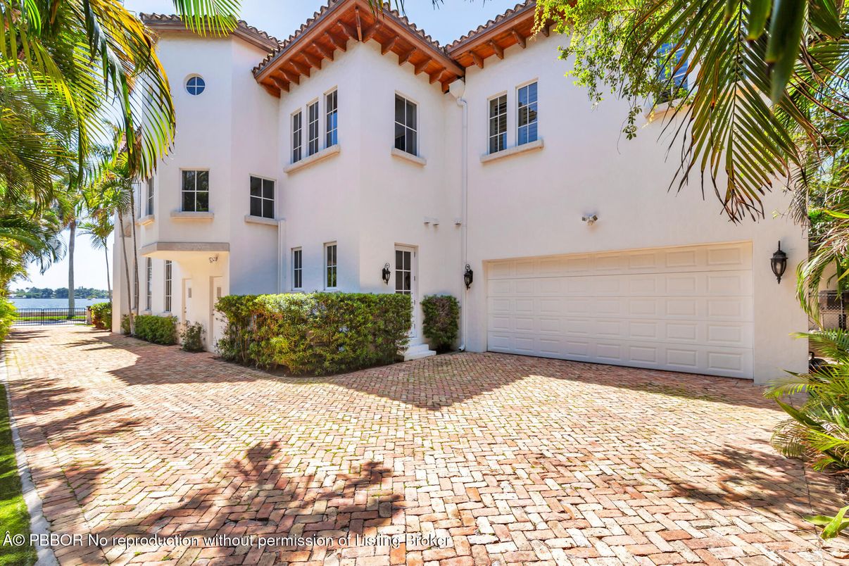 Attached, Exterior, Facade, Spanish Mediterranean