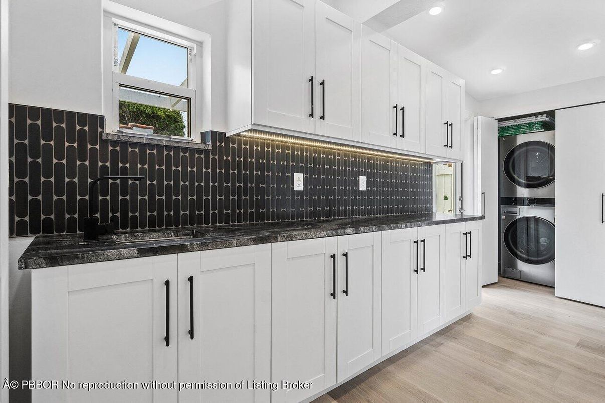 Interior, Recessed Lighting, Washer, Wood Texture Flooring
