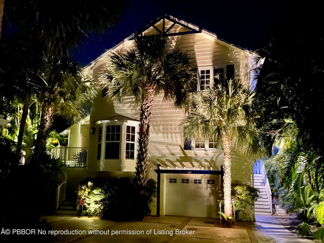 Attached, Exterior, Facade, American Craftsman