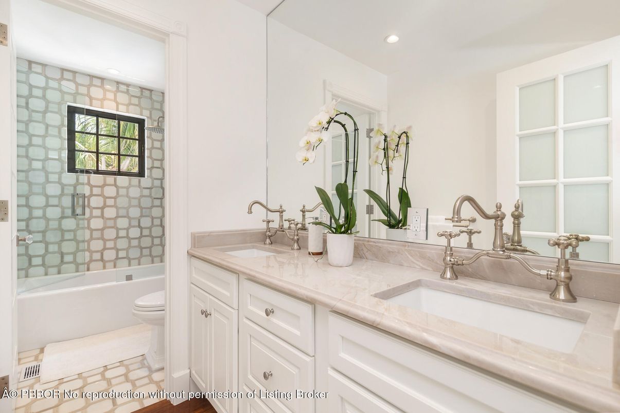 Bathroom, Dual Sink Vanities, Interior, Recessed Lighting