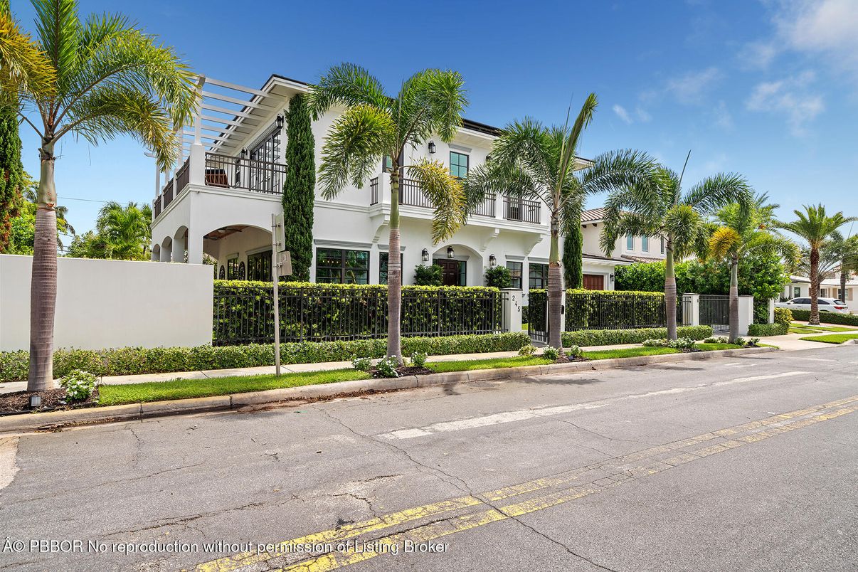 Exterior, Facade, Condo Building