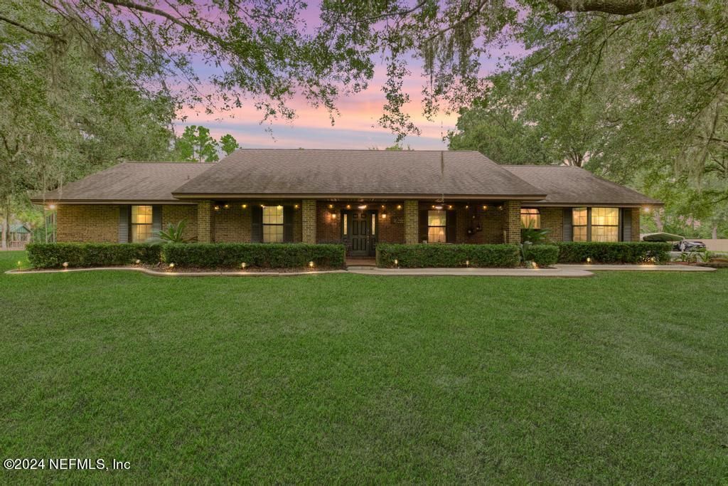 Backyard, Exterior, Facade, Brick Facade, Ranch