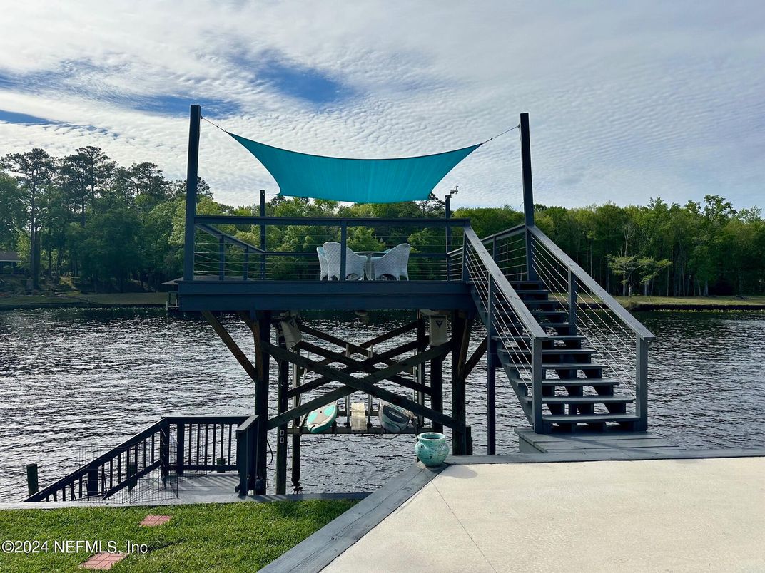 Exterior, Lake