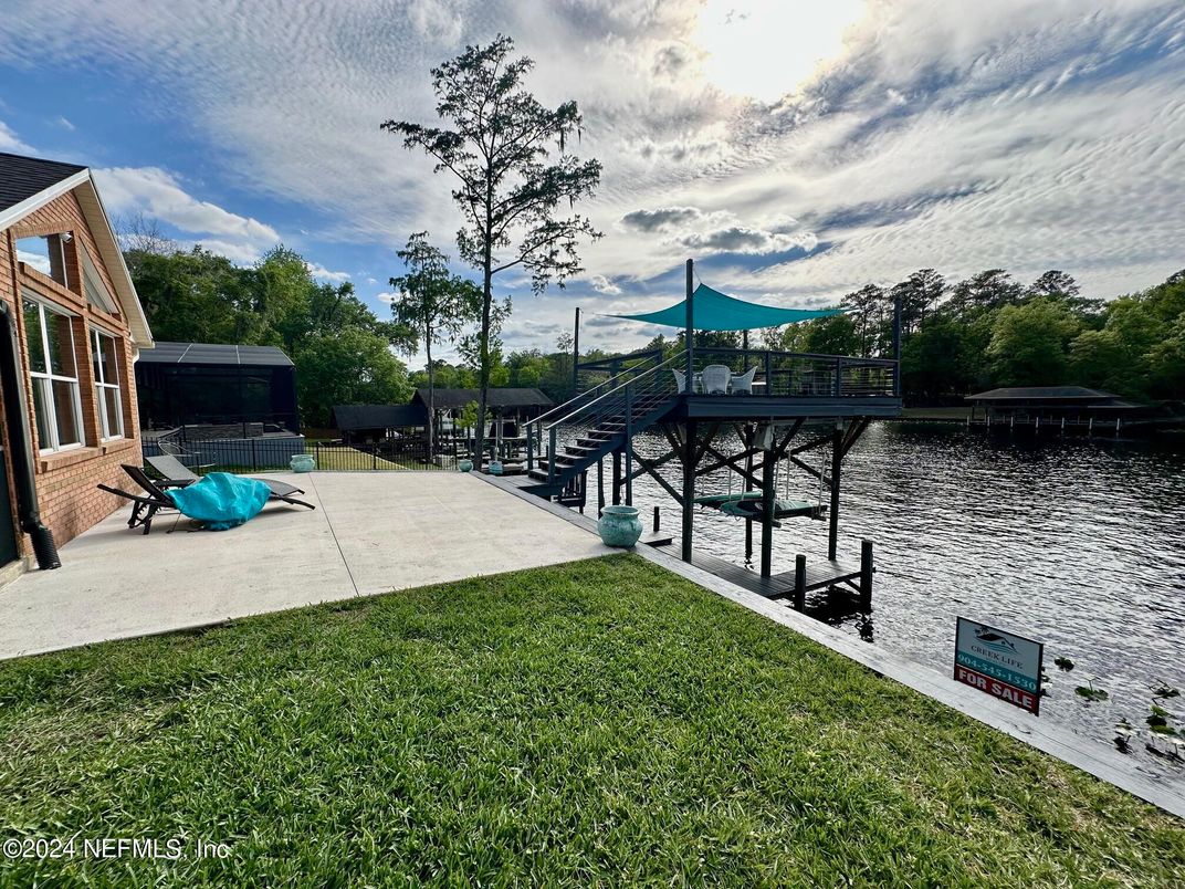 Exterior, Lake
