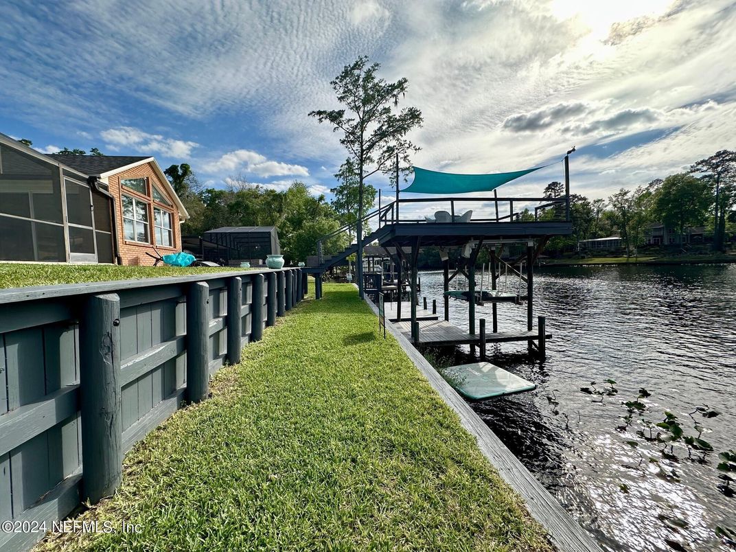 Exterior, Lake