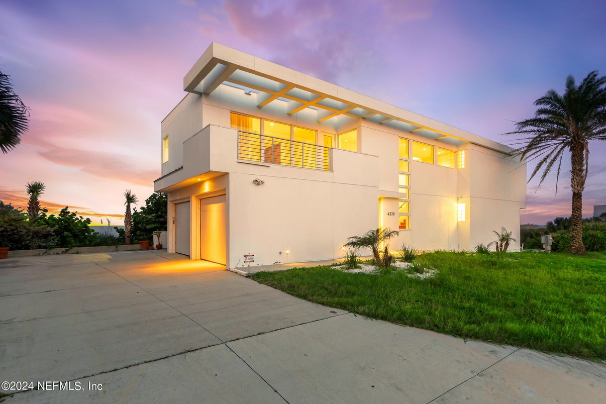 Attached, Exterior, Facade, Modern
