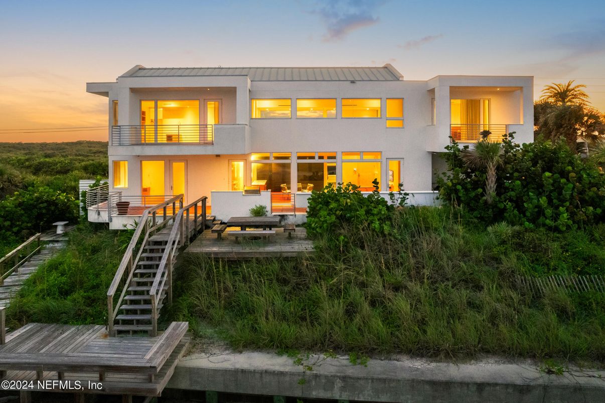 Exterior, Facade, Modern