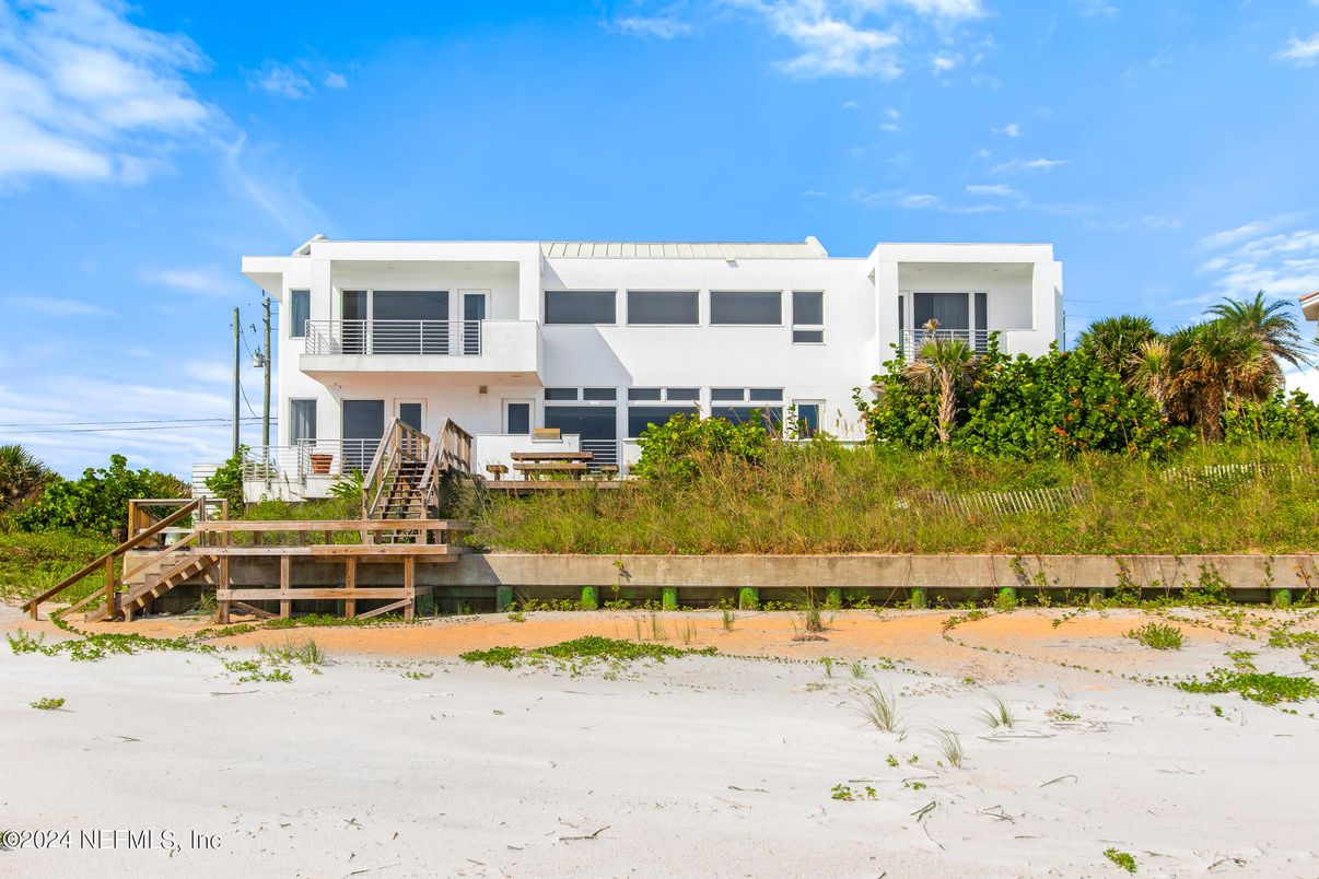 Exterior, Facade, Modern