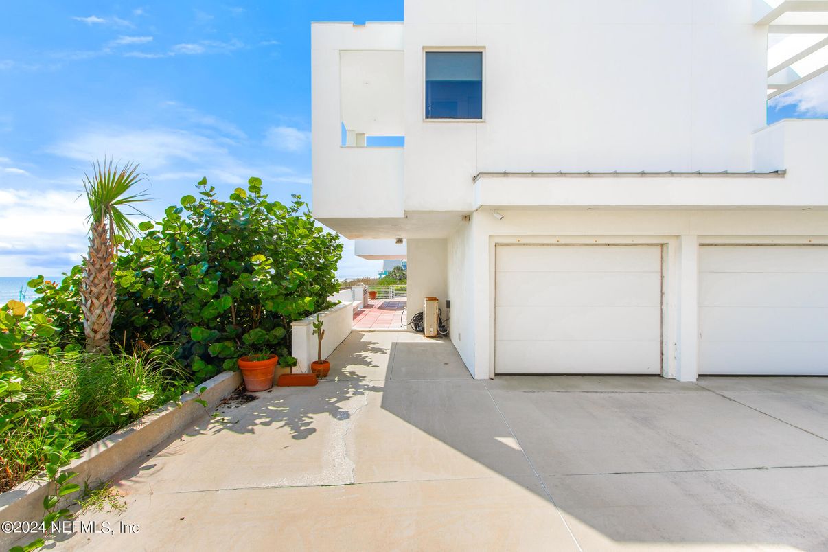 Attached, Exterior, Facade, Modern