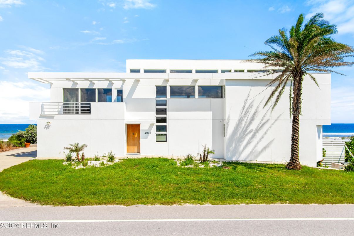 Exterior, Facade, Water, Modern