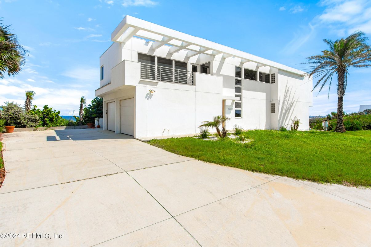 Attached, Backyard, Exterior, Facade, Modern