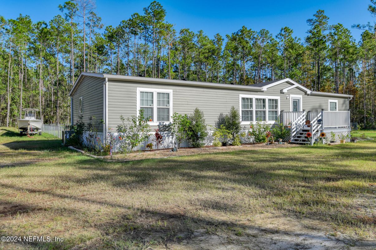 Backyard, Exterior, Facade, Raised Ranch