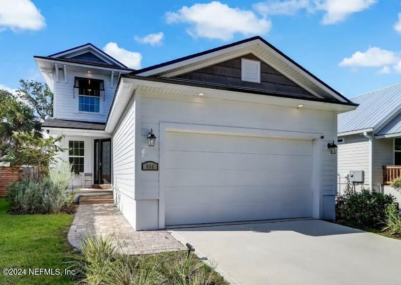 Attached, Exterior, Facade, American Craftsman