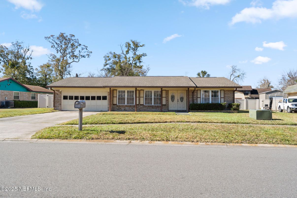 Attached, Exterior, Facade, Ranch