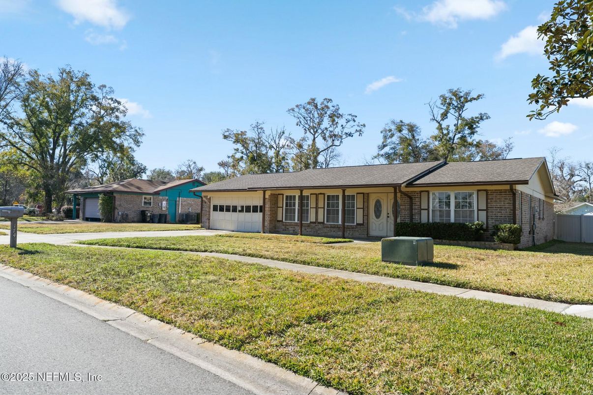 Attached, Exterior, Facade, Brick Facade, Ranch