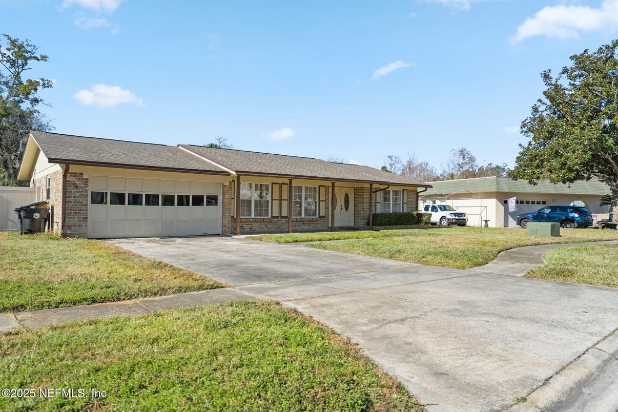 Attached, Exterior, Facade, Brick Facade, Ranch