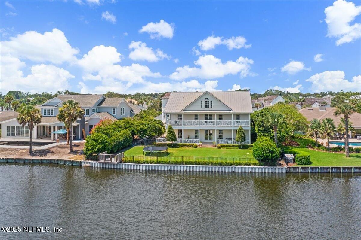 Exterior, Lake
