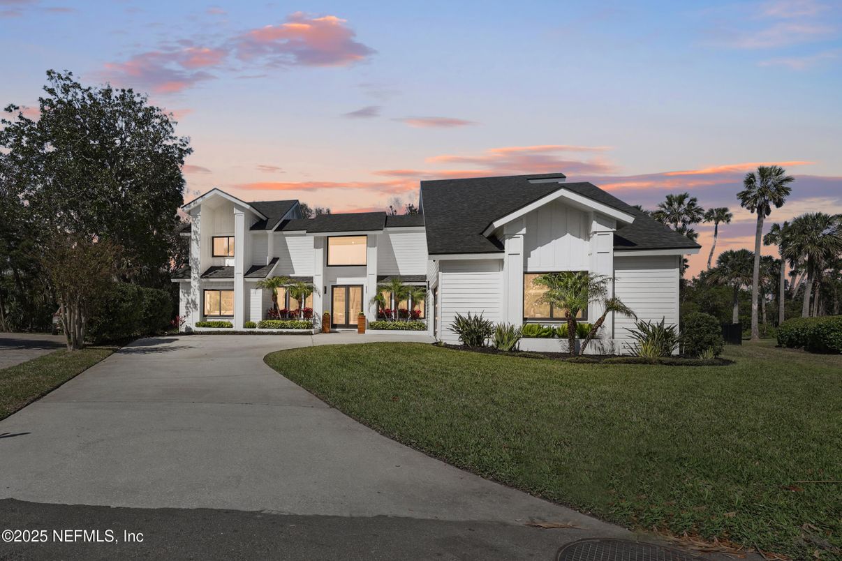 Attached, Exterior, Facade, Farmhouse