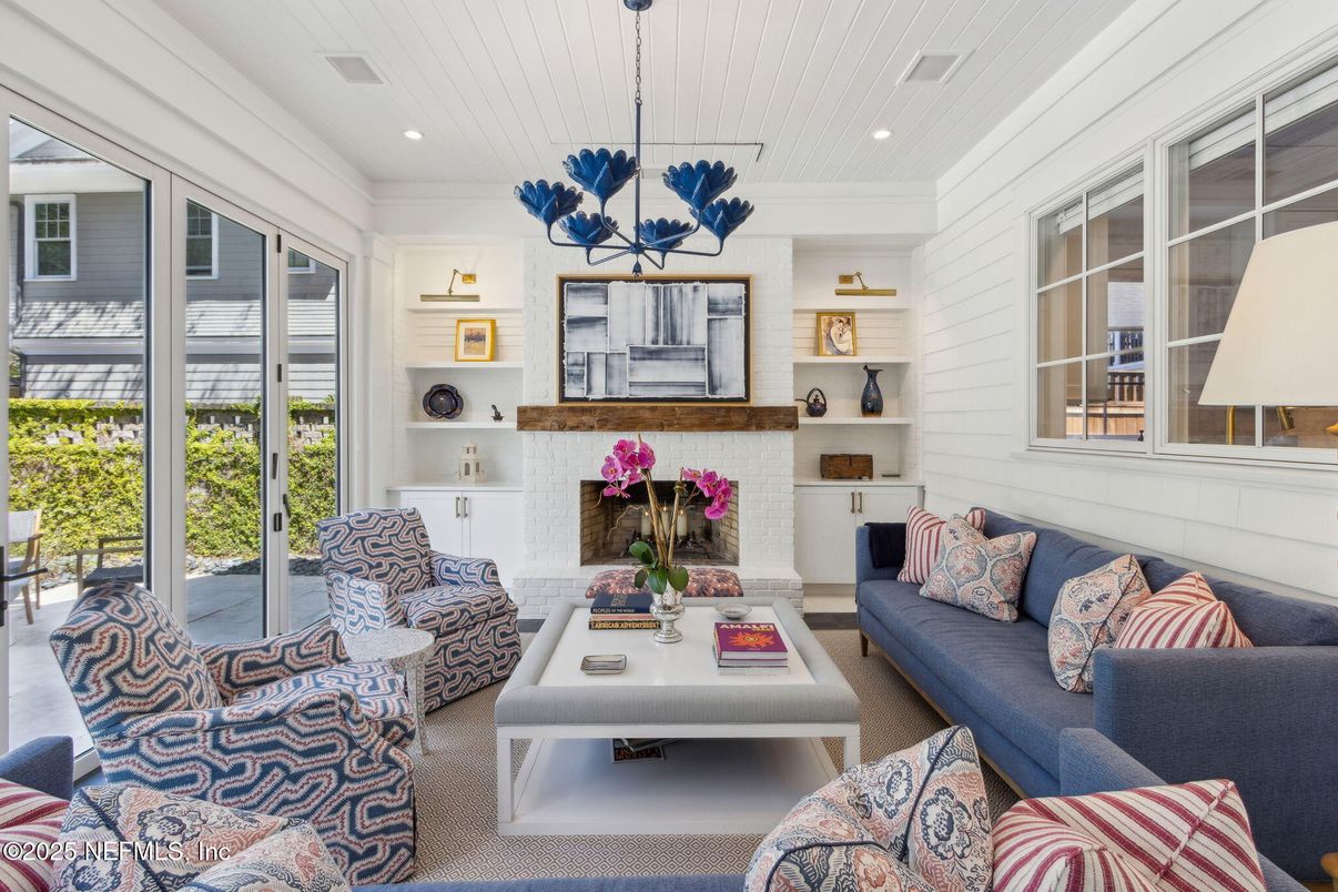 Interior, Living room, Pendant Lights, Recessed Lighting