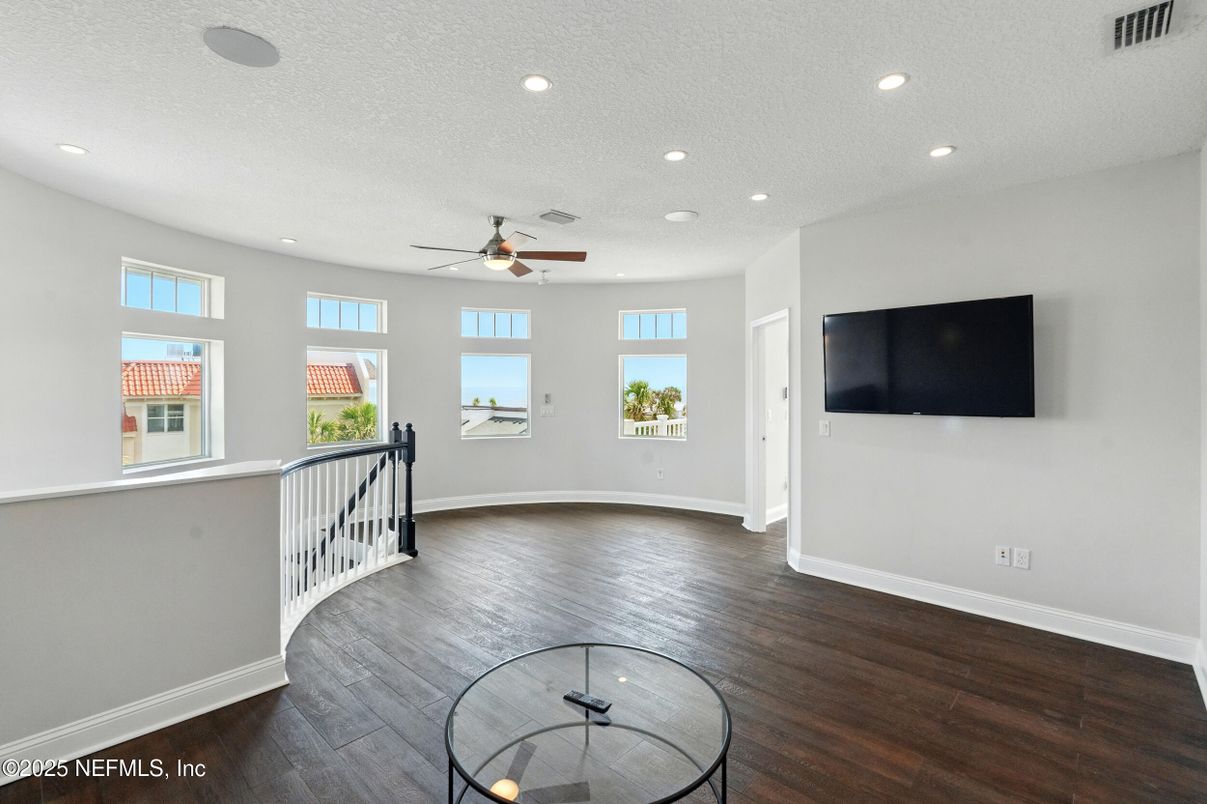 Interior, Recessed Lighting, Wood Texture Flooring