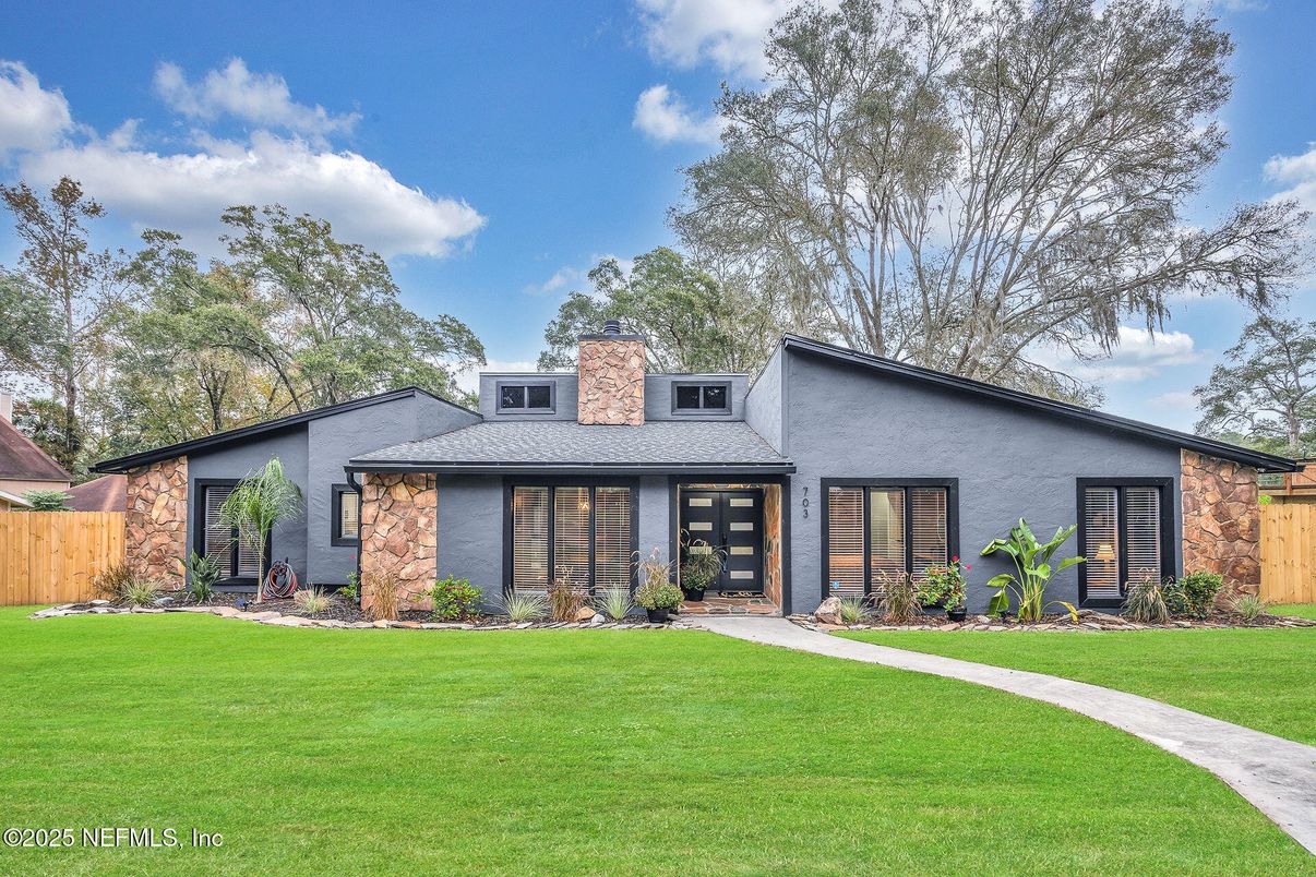 Backyard, Exterior, Facade, Brick Facade, Ranch