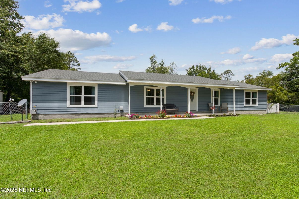 Backyard, Exterior, Facade, Ranch