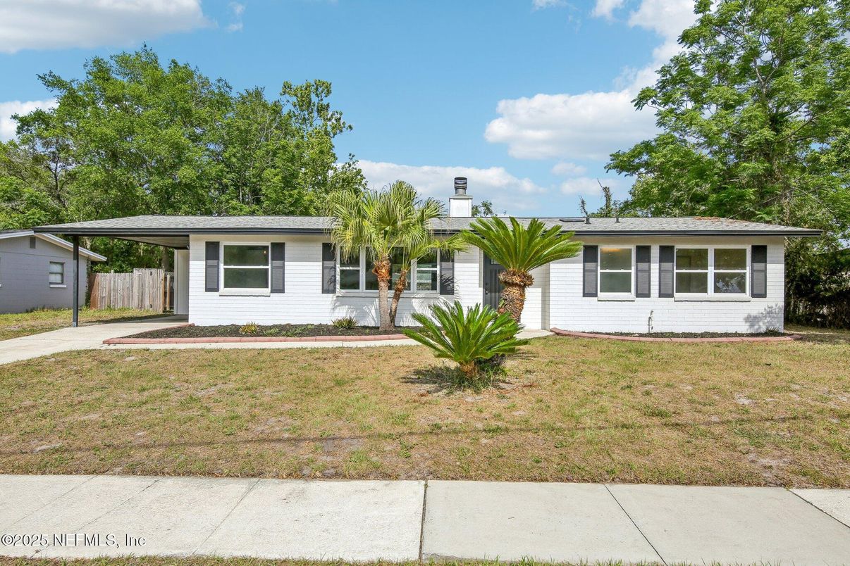 Exterior, Facade, Ranch