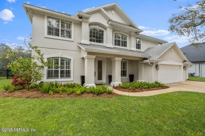 Attached, Backyard, Exterior, Facade, American Craftsman