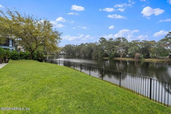Exterior, Lake
