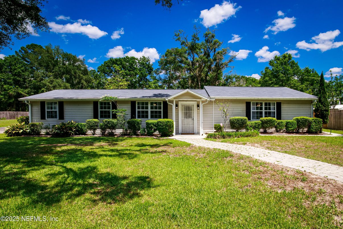 Exterior, Facade, Ranch