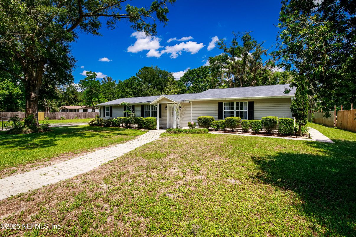 Backyard, Exterior, Facade, Ranch