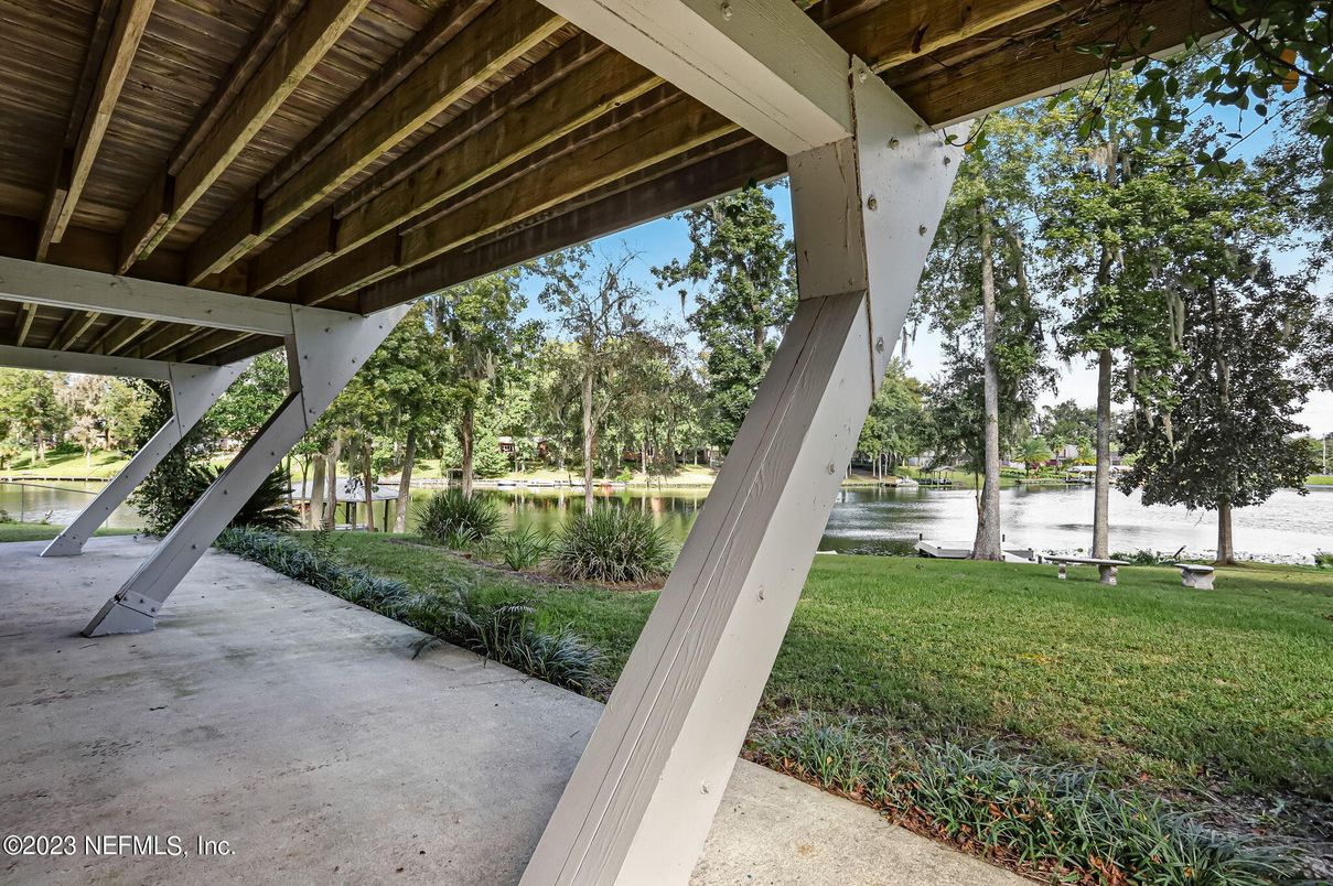 Exterior, Lake