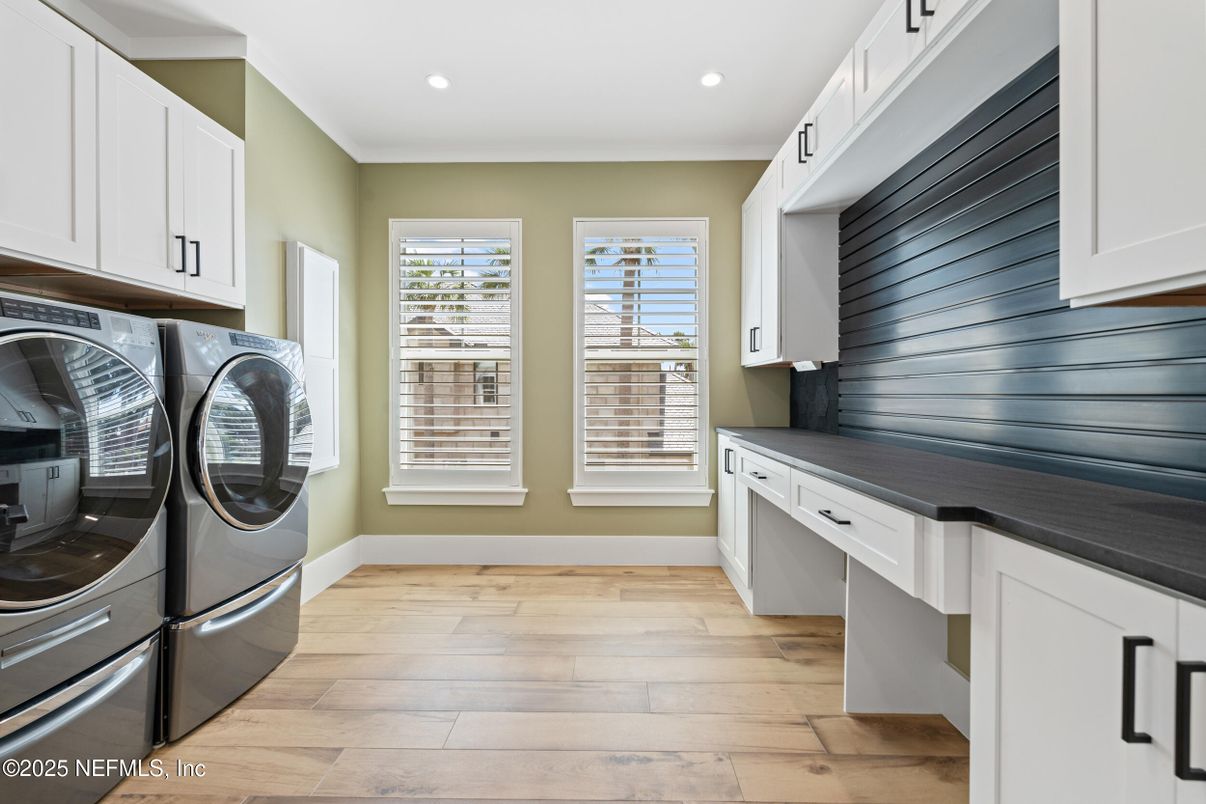 Interior, Recessed Lighting, Washer, Wood Texture Flooring