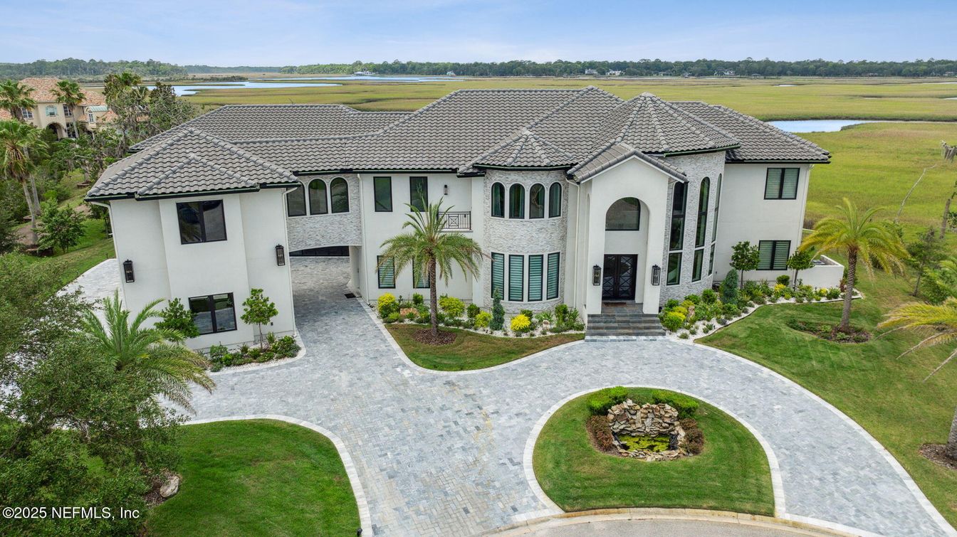 Exterior, Facade, Mediterranean