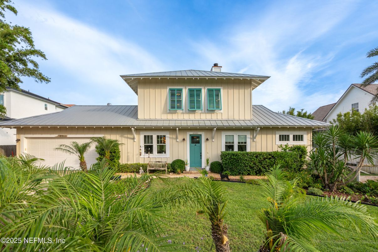 Attached, Exterior, Facade, Farmhouse