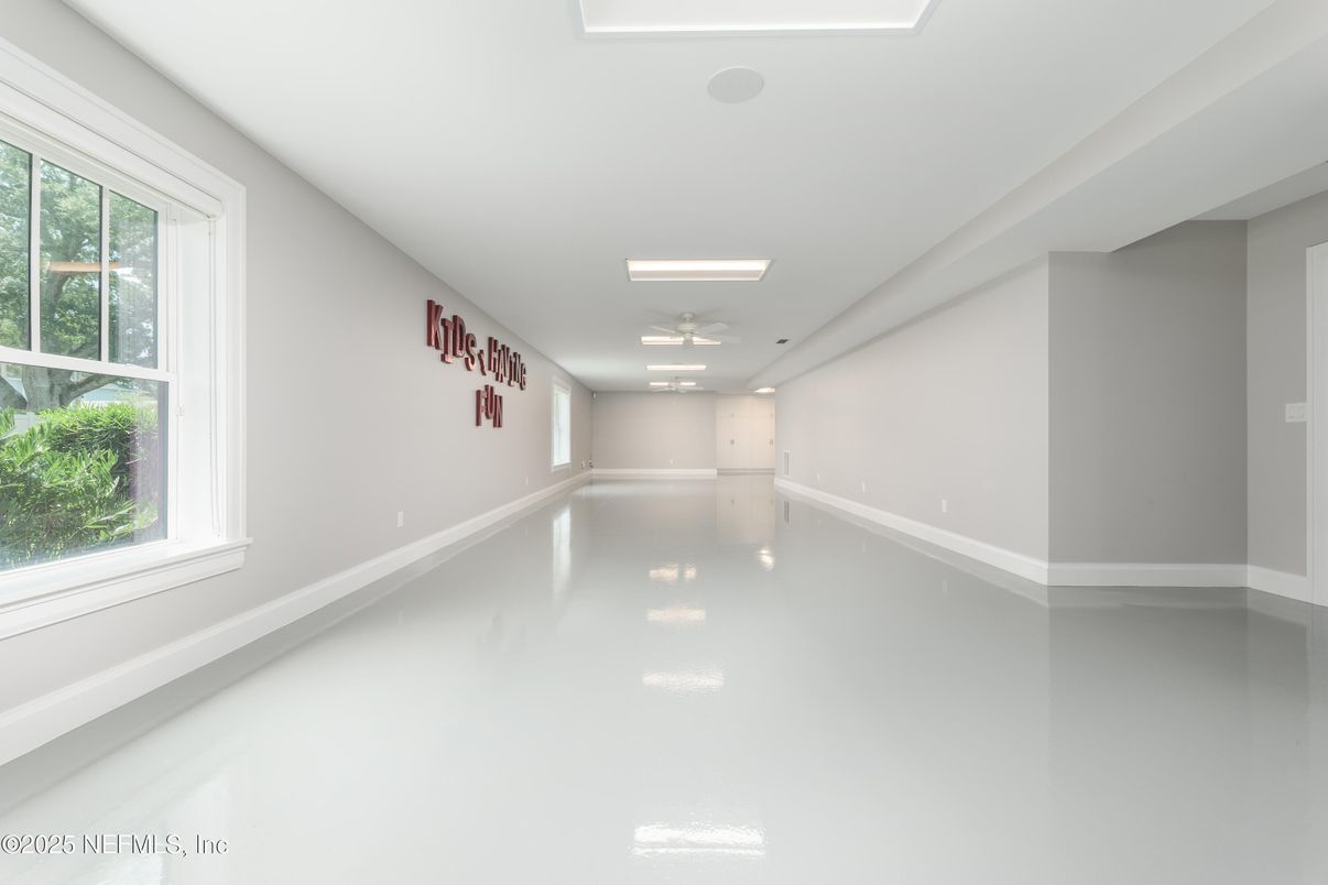 Empty room, Interior, Recessed Lighting