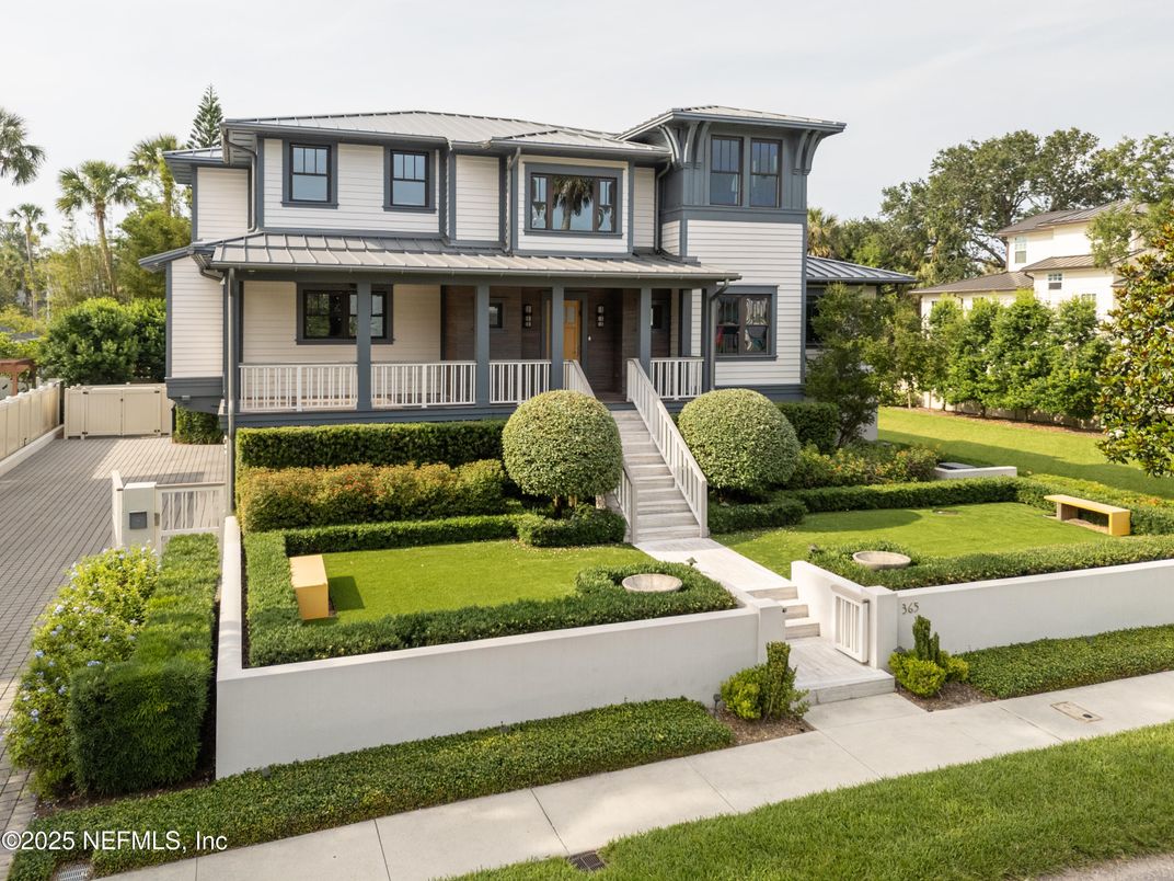 Exterior, Facade, American Foursquare