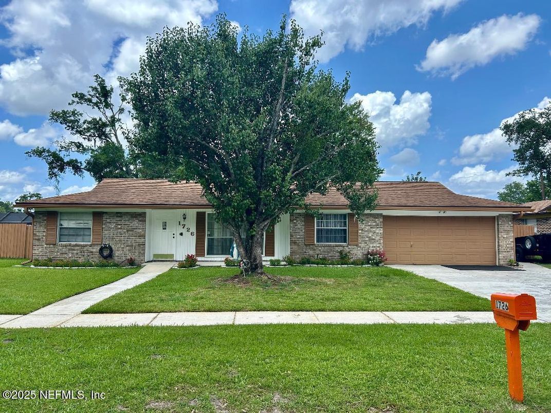 Attached, Exterior, Facade, Ranch
