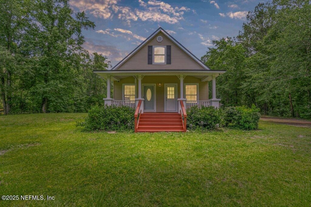 Backyard, Exterior, Facade, Queen Anne Victorian