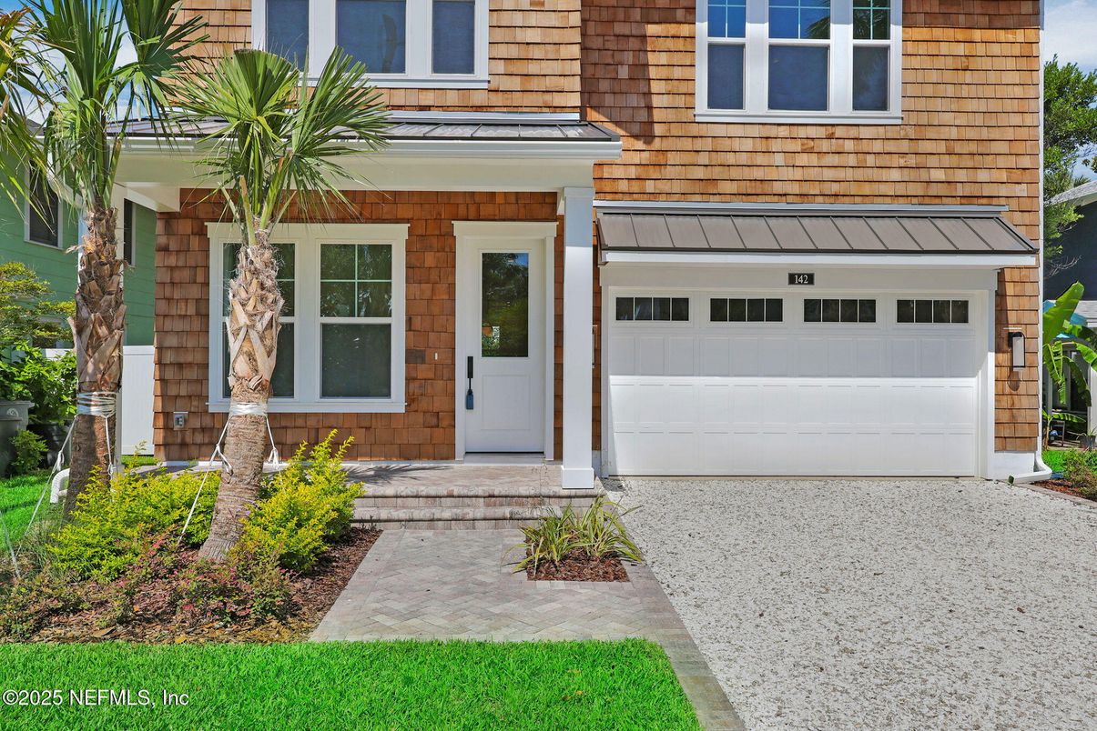Attached, Exterior, Facade, Modern