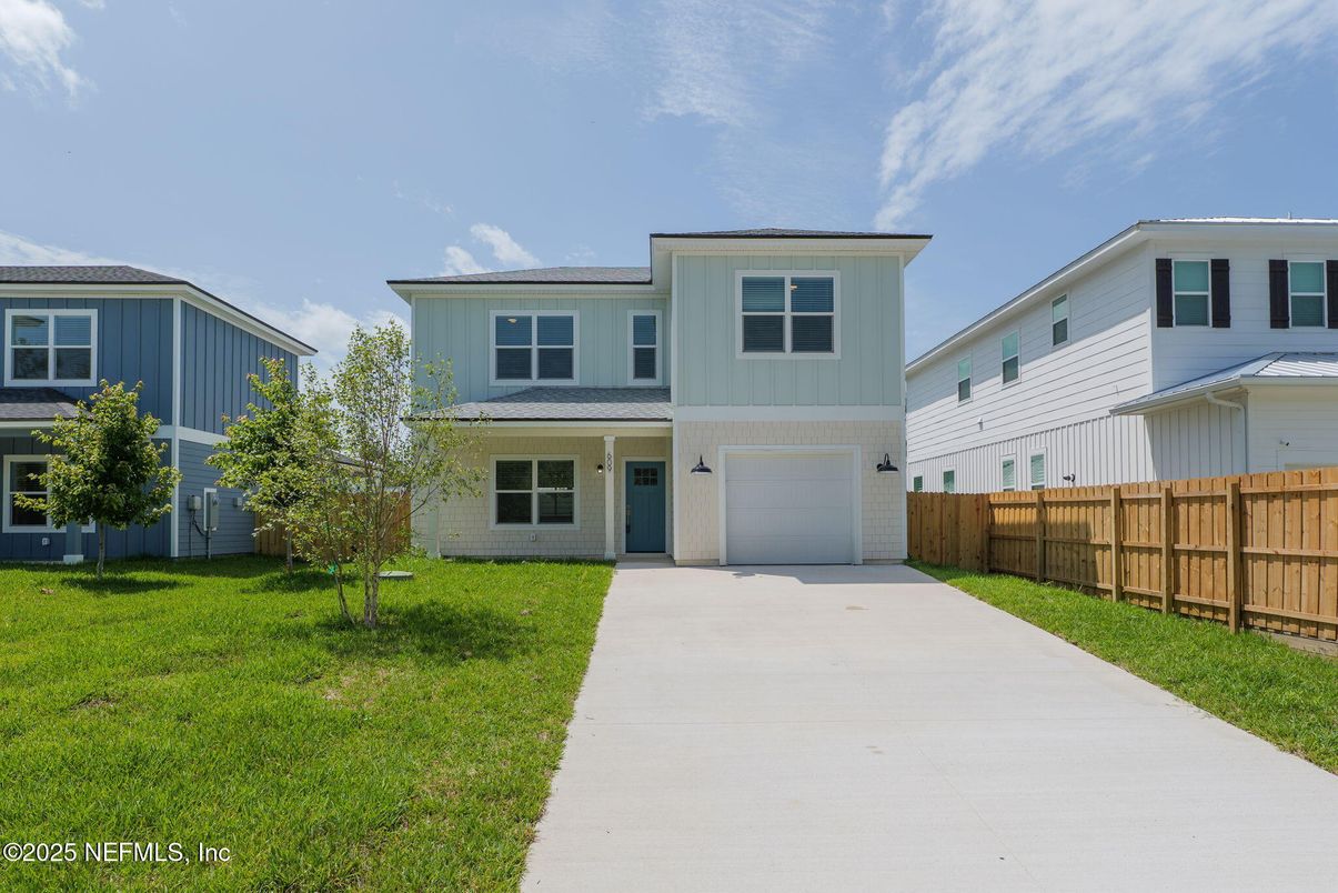 Attached, Exterior, Facade, Rowhouse