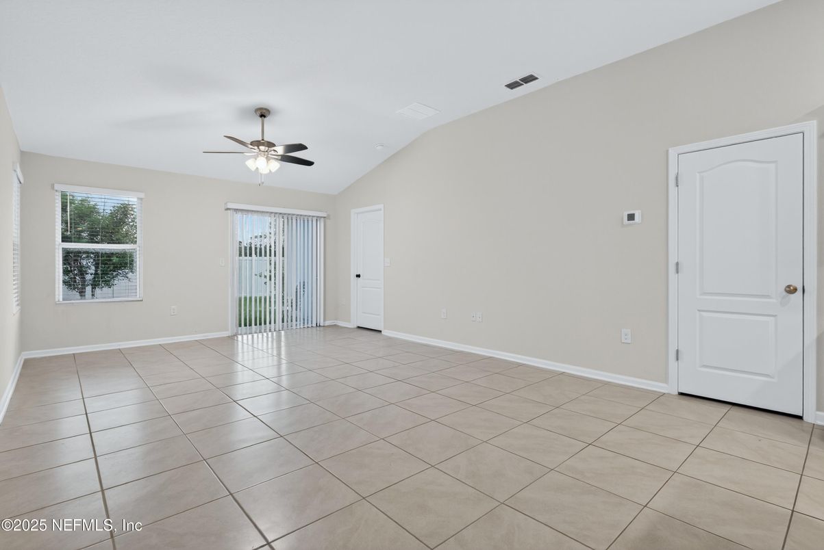 Empty room, Interior