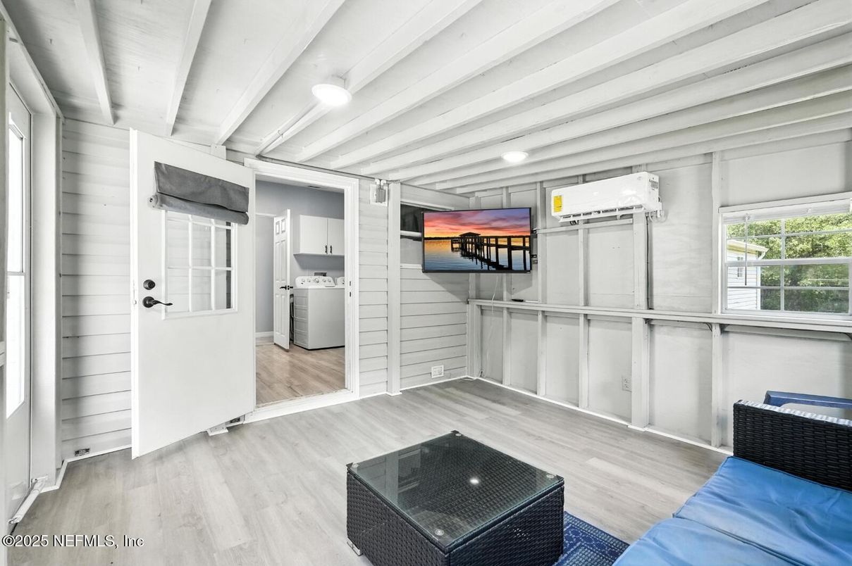 Interior, Washer, Wood Texture Flooring