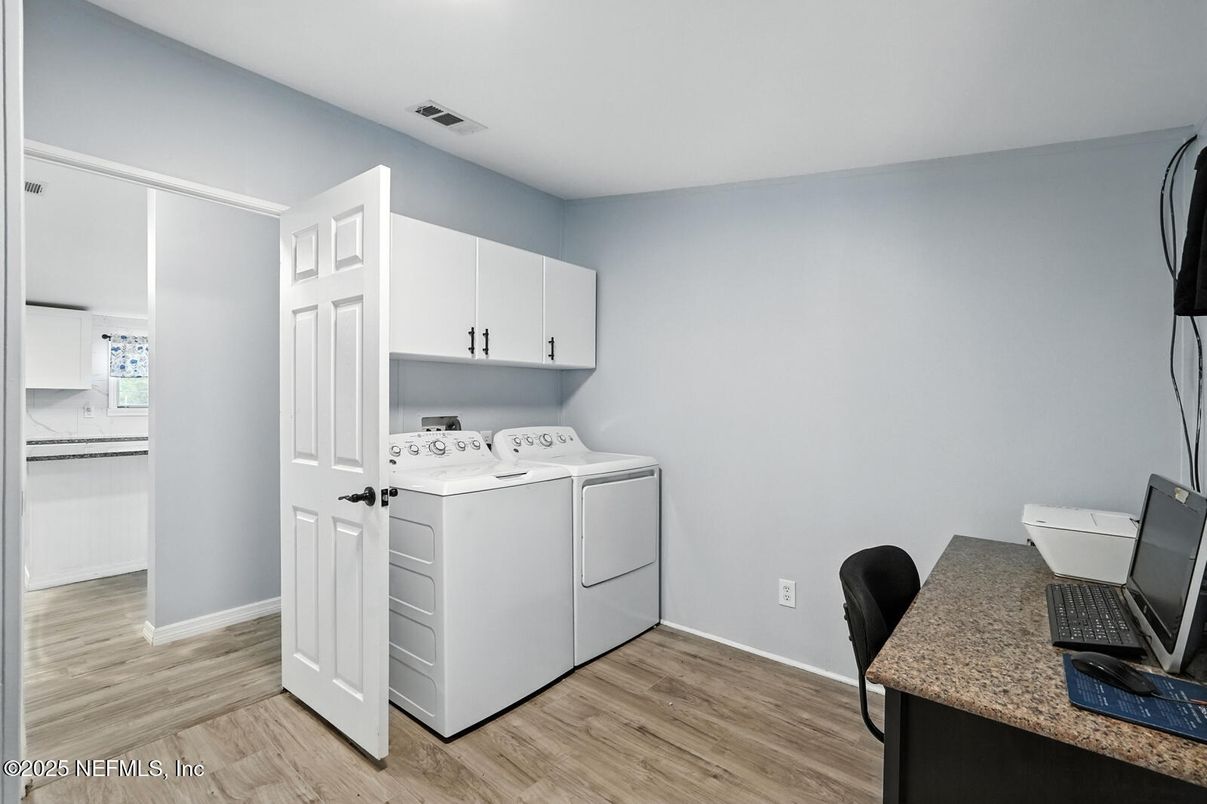 Interior, Washer, Wood Texture Flooring