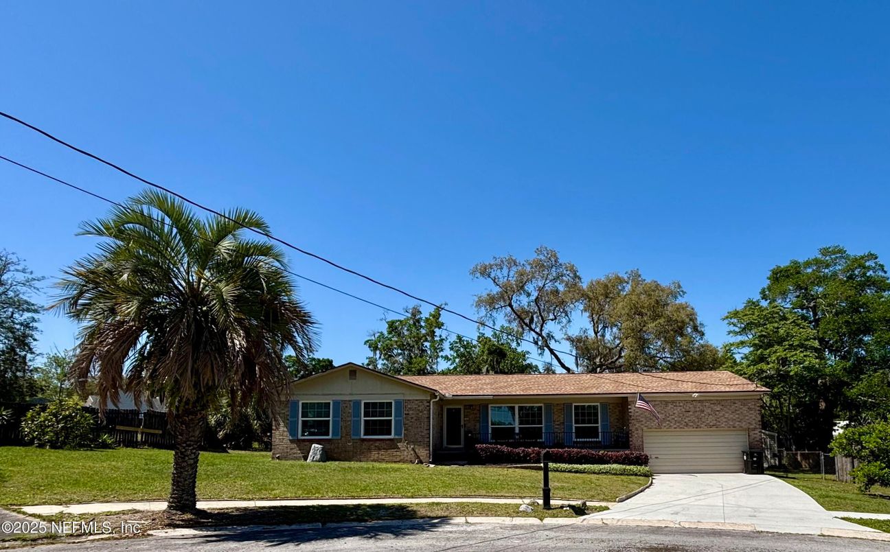 Attached, Exterior, Facade, Ranch