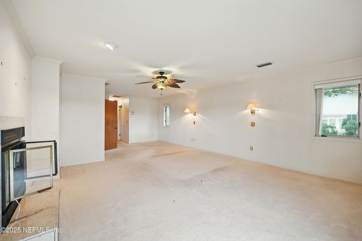 Empty room, Interior