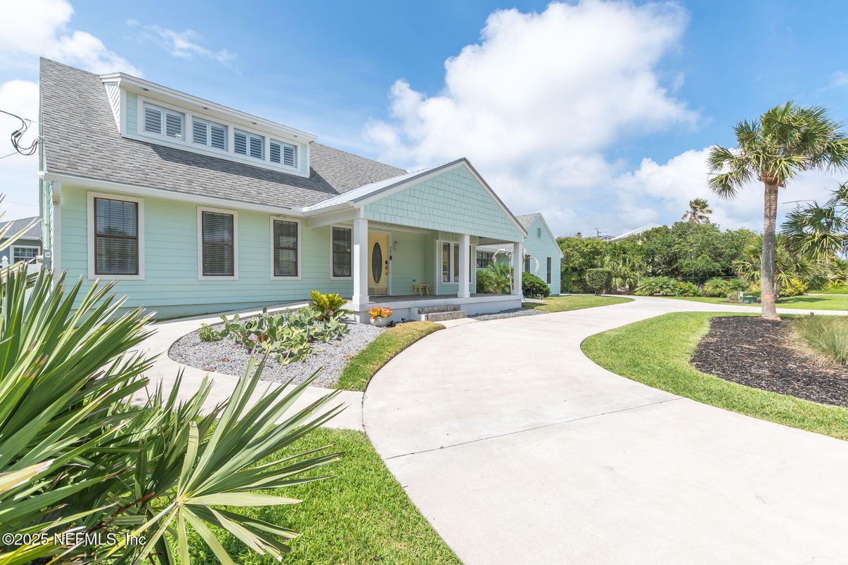 Backyard, Exterior, Facade, Cape Cod