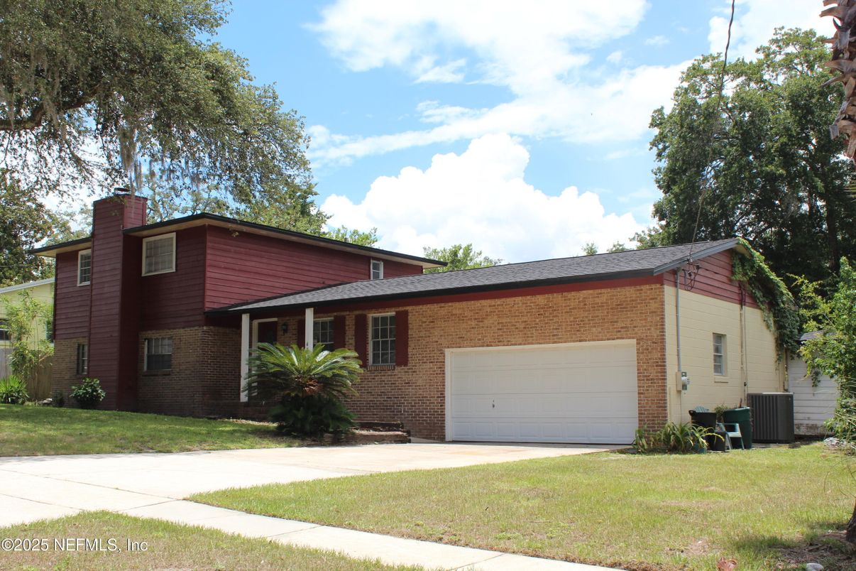 Attached, Exterior, Facade, Brick Facade, Split Level